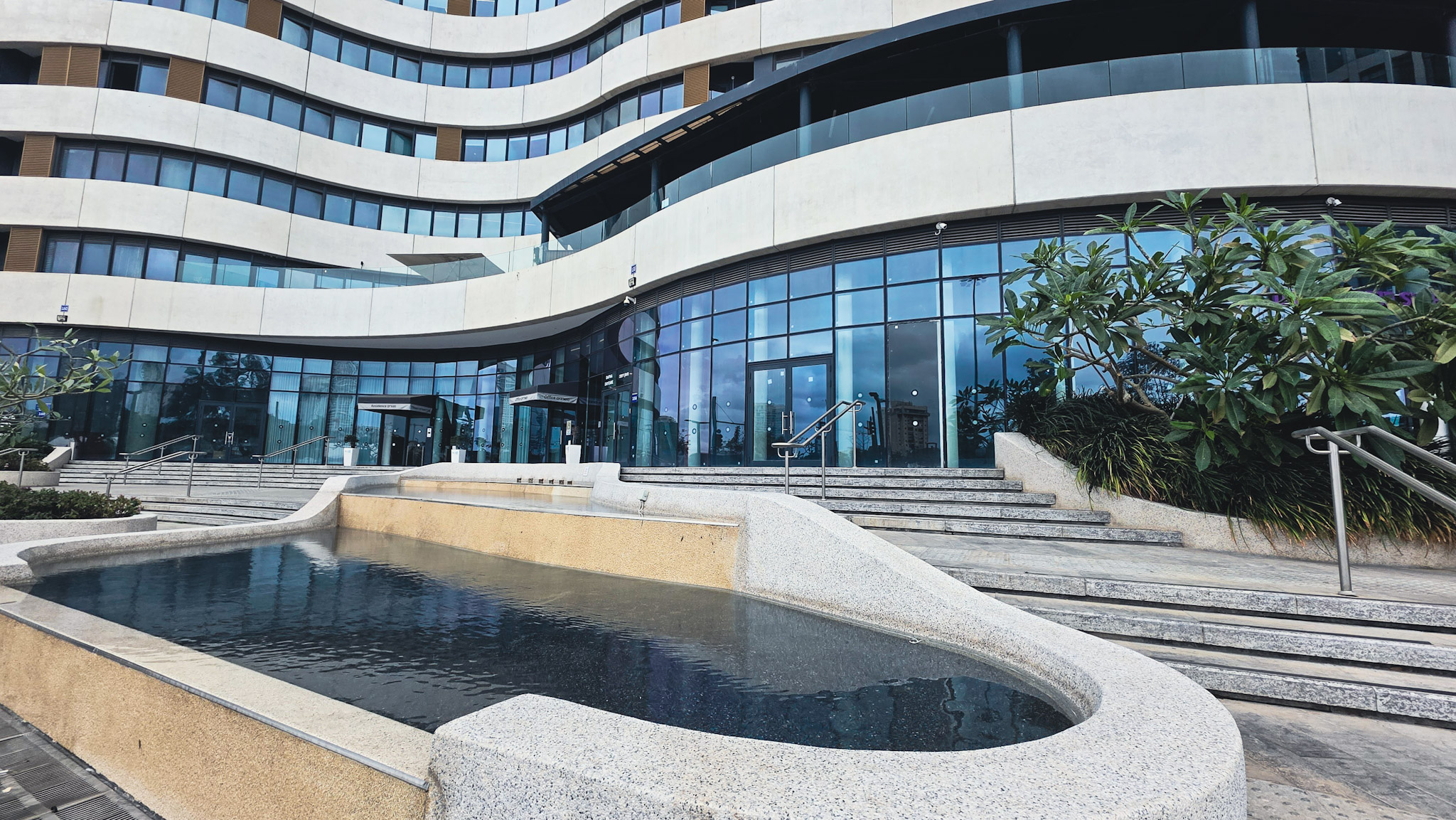 Y Towers – פלאזה ופאונטיין