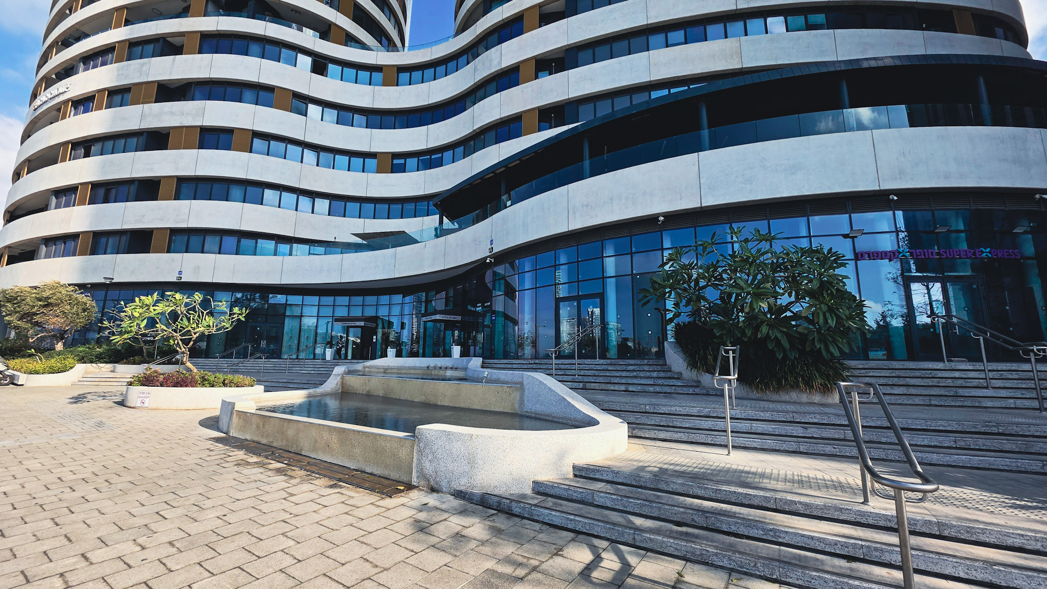 Y Towers – כניסה למגדל